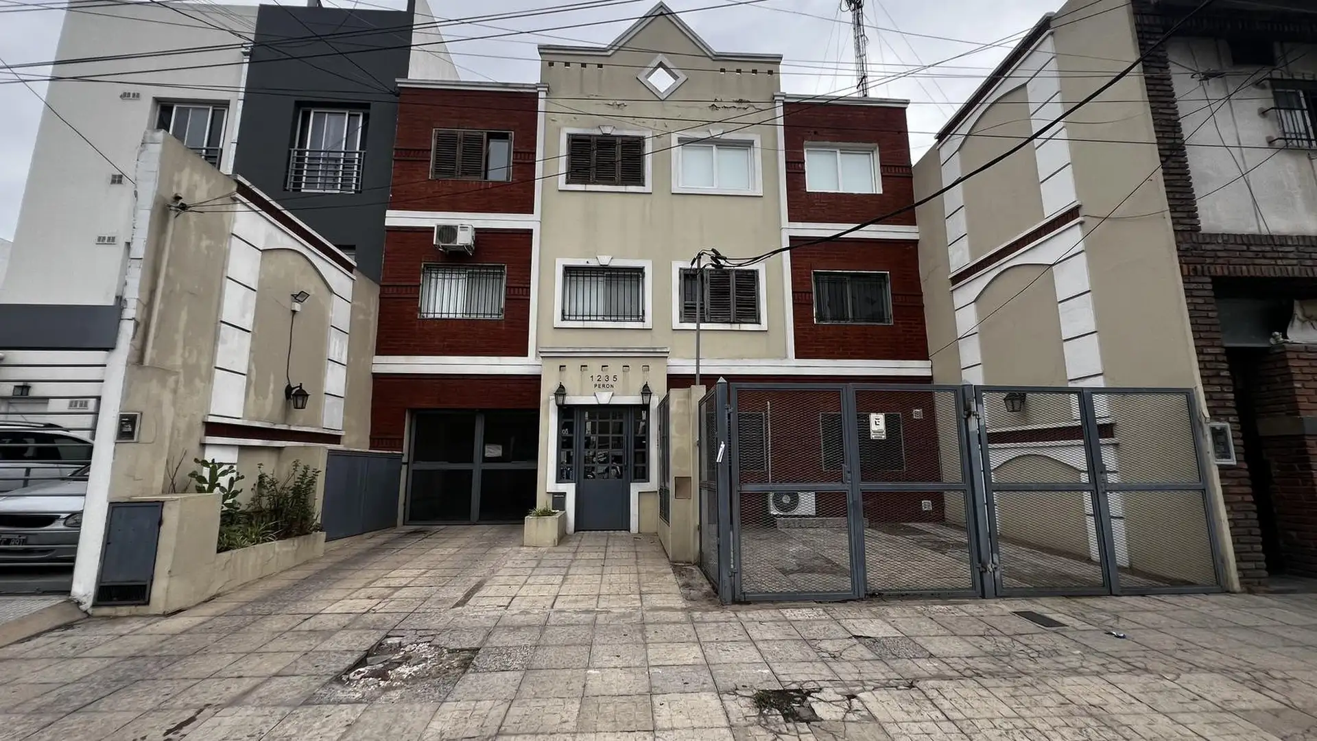 Apartamento de 2 dormitórios em Haedo, Morón