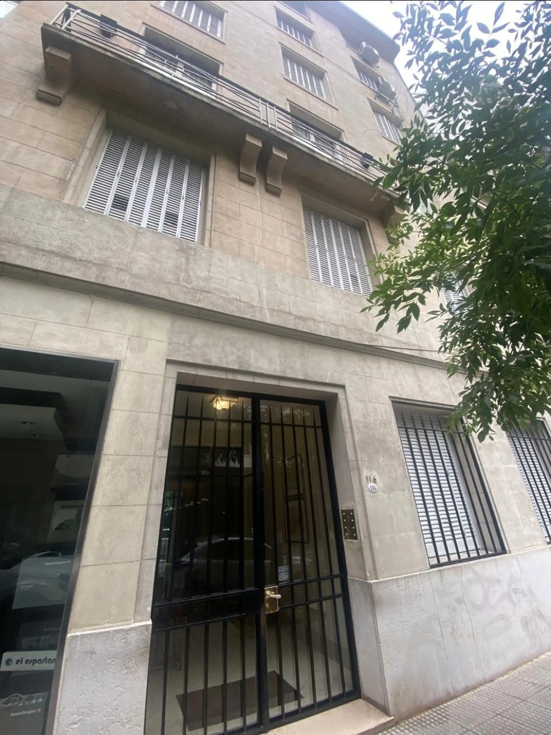 One-bedroom apartment with private courtyard in Recoleta