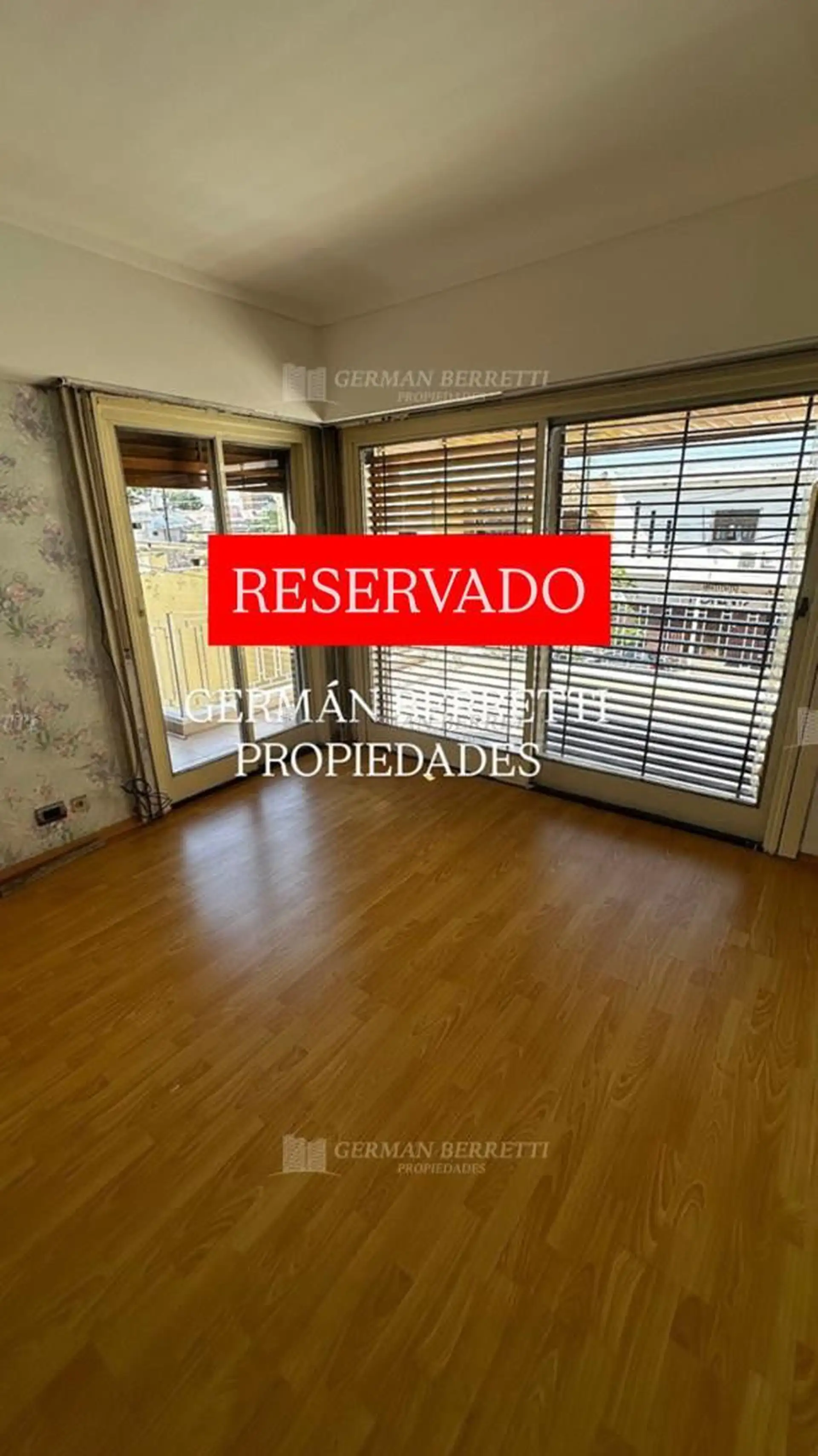 Apartamento de três dormitórios com varanda-terraço em Lanús