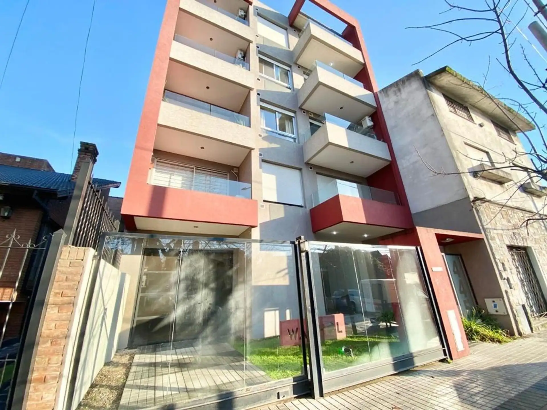 Apartamento de dois ambientes com vaga de garagem e depósito em Morón