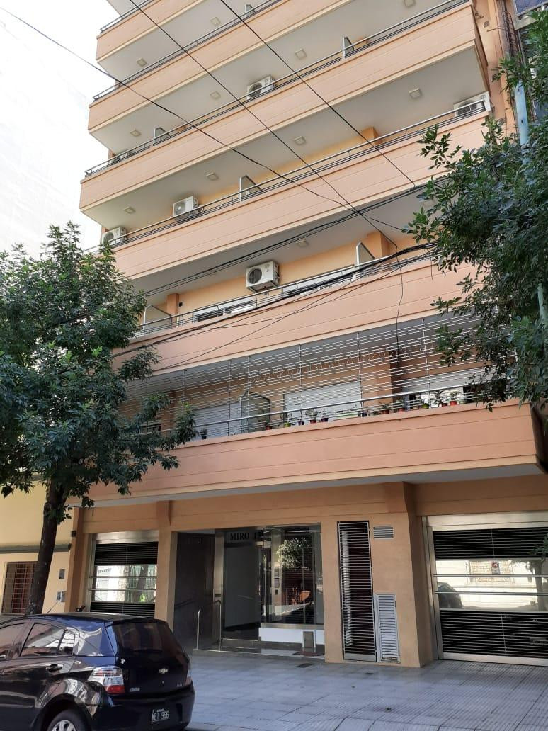 Departamento de 1 ambiente al frente con balcón corrido en Parque Chacabuco