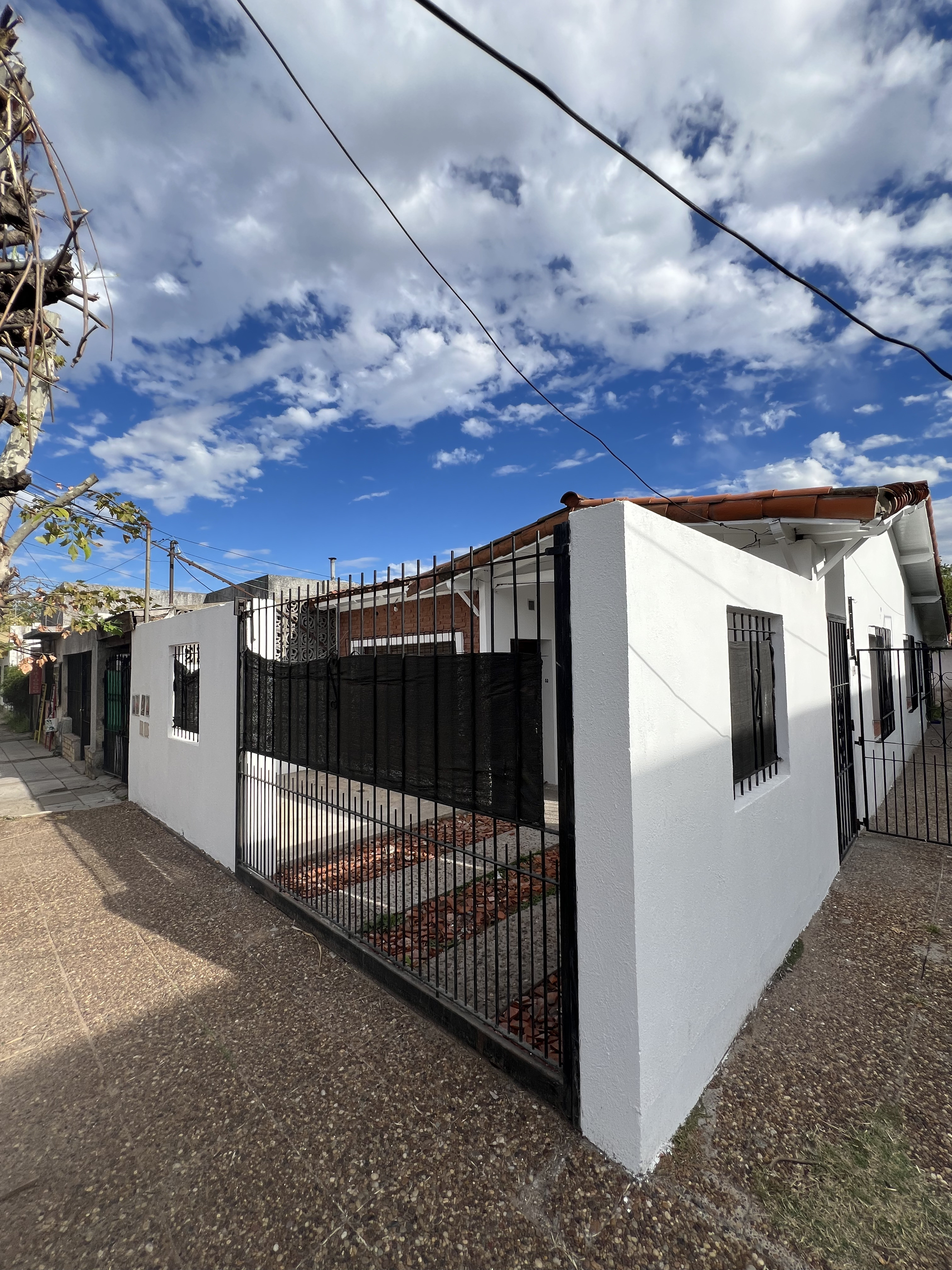 Apartamento de dois quartos com entrada independente em José C. Paz