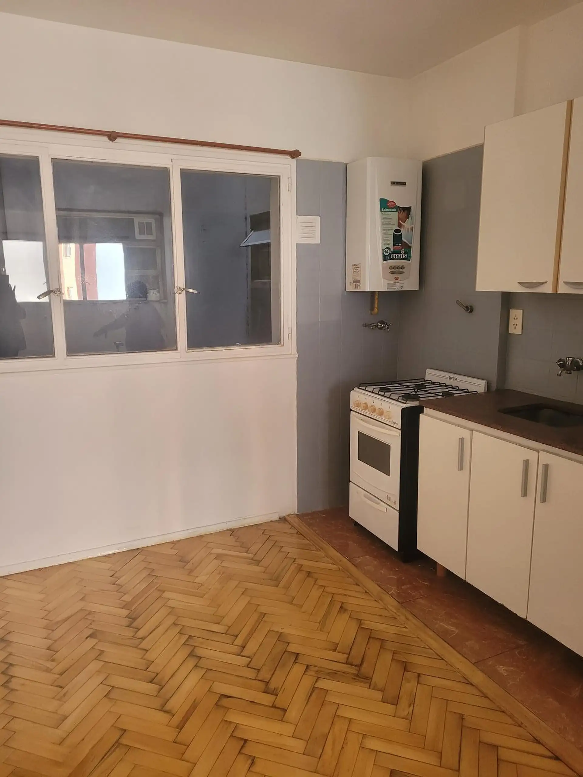 Apartamento tipo kitnet no terceiro andar de fundos em Caballito