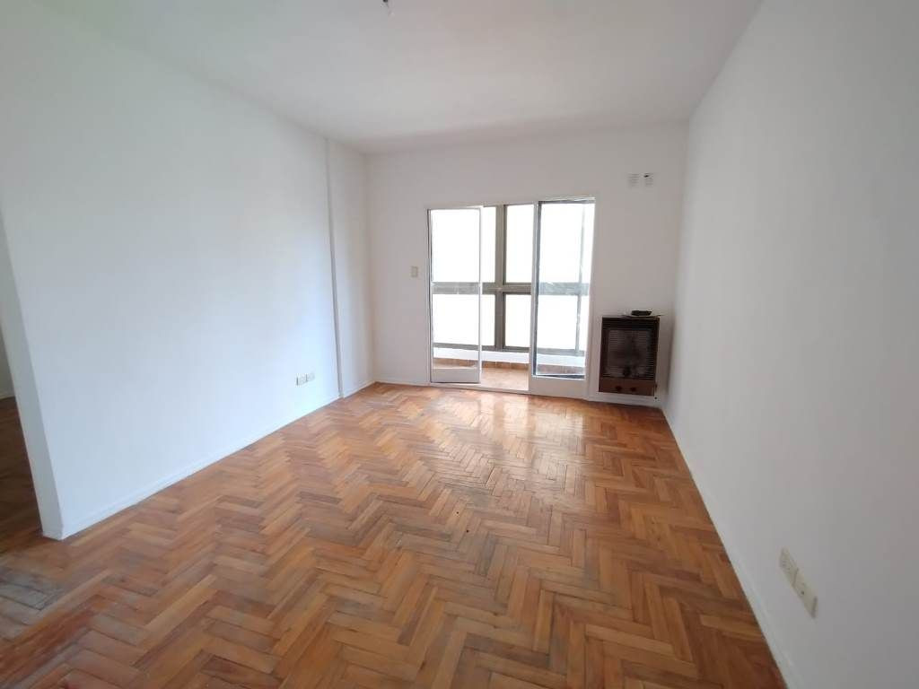 Departamento de 2 ambientes al contrafrente en Almagro