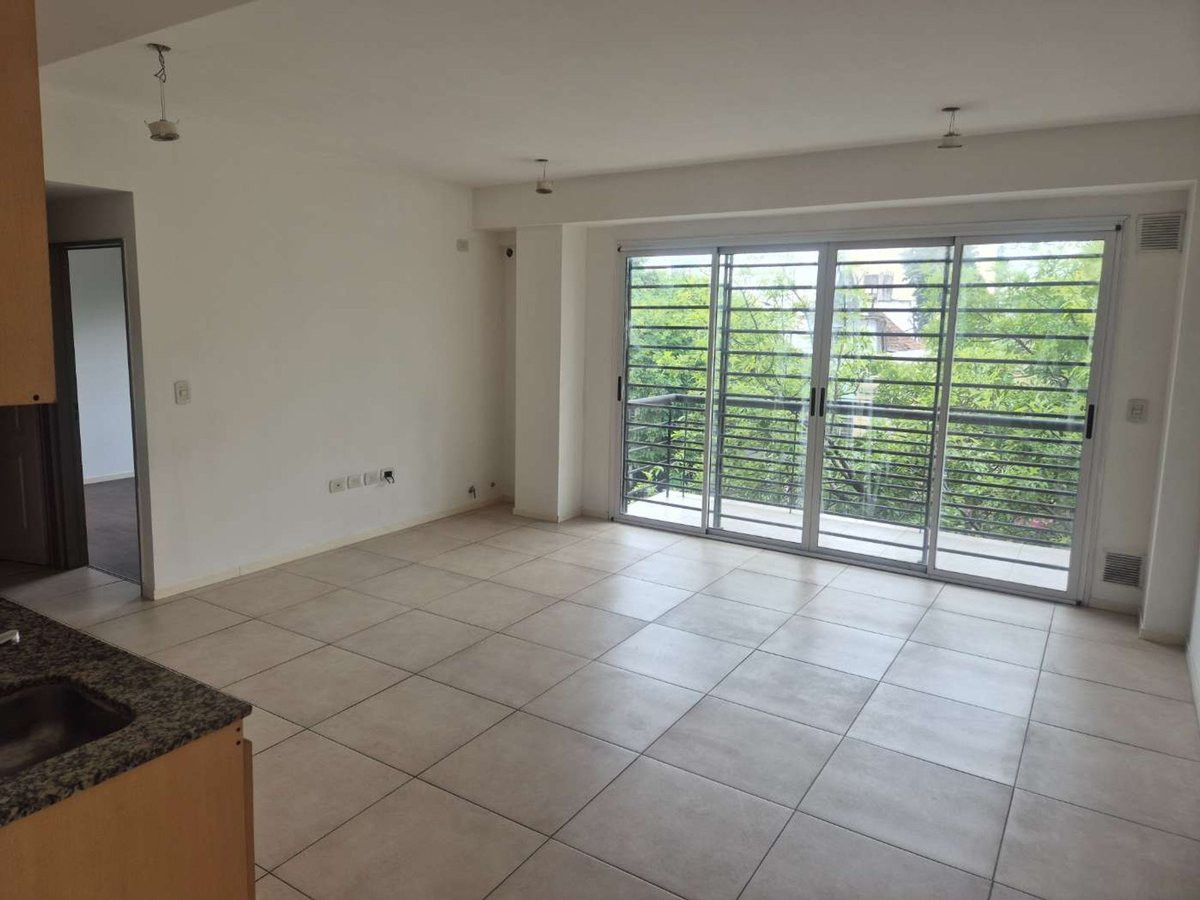 Departamento de 2 ambientes al frente en Villa Luro