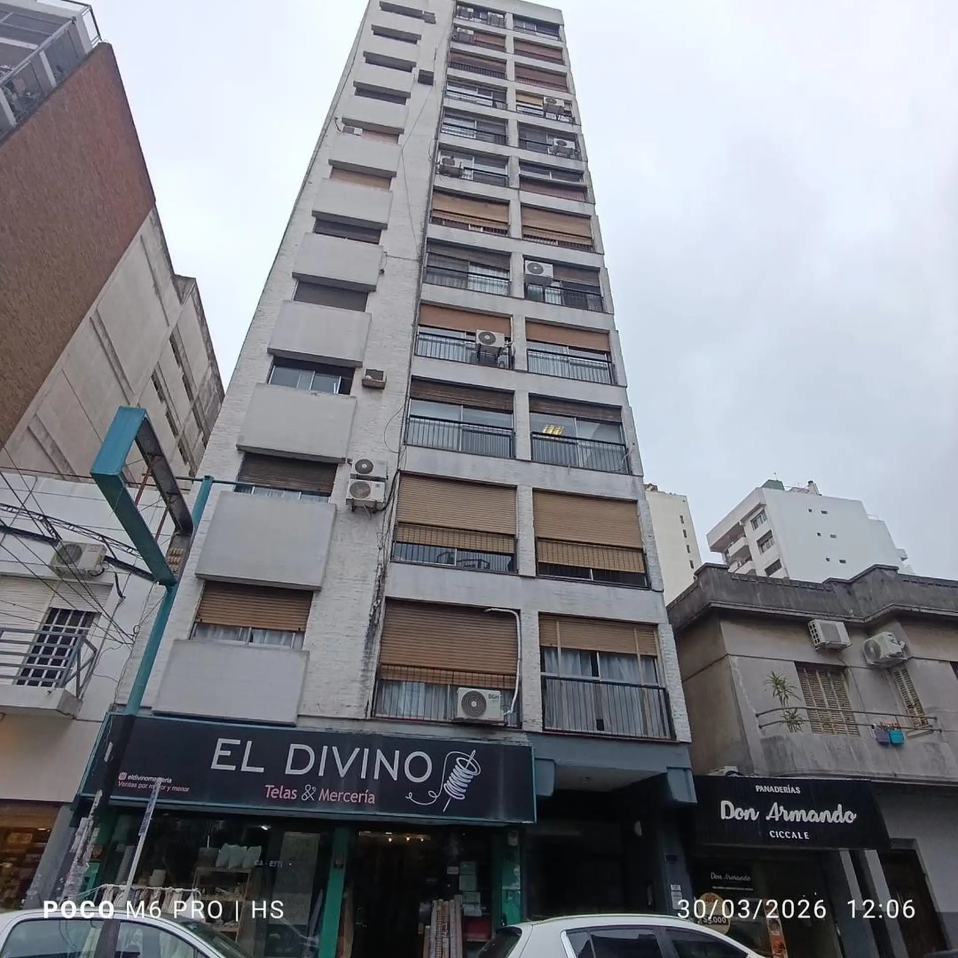 Apartamento de dois ambientes de fundos no 9º andar em Quilmes Centro