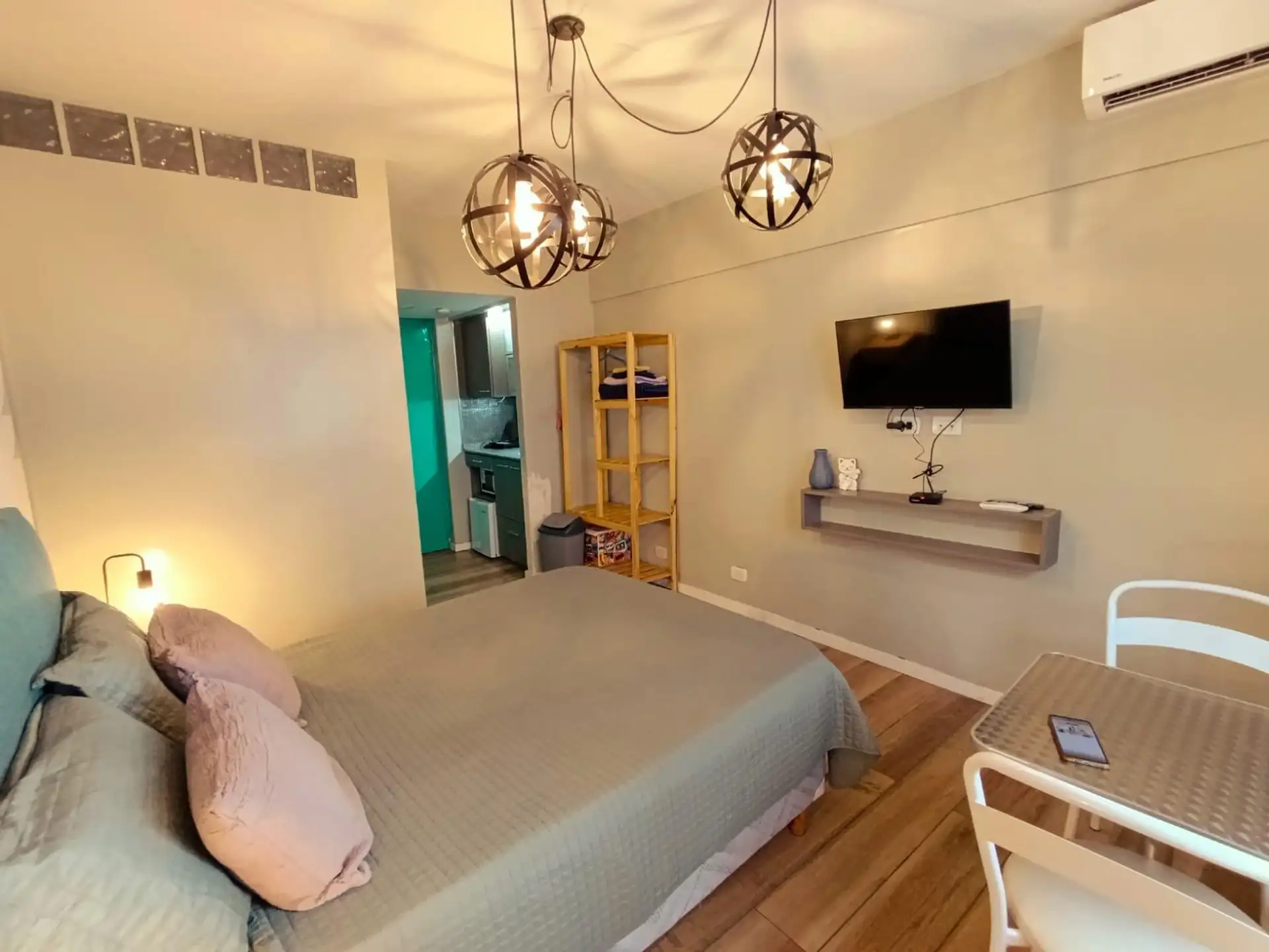 Furnished studio apartment for temporary rent in Monserrat