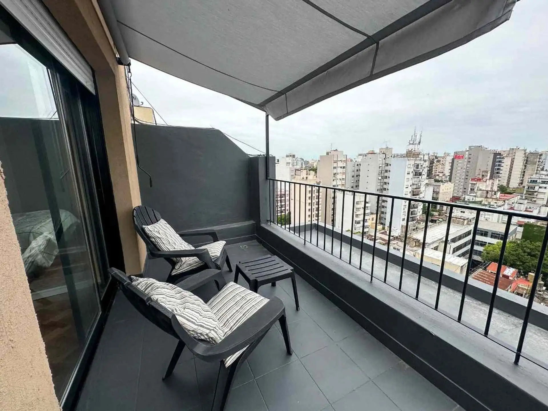Apartamento de três ambientes com 2 dormitórios e varanda em Monserrat