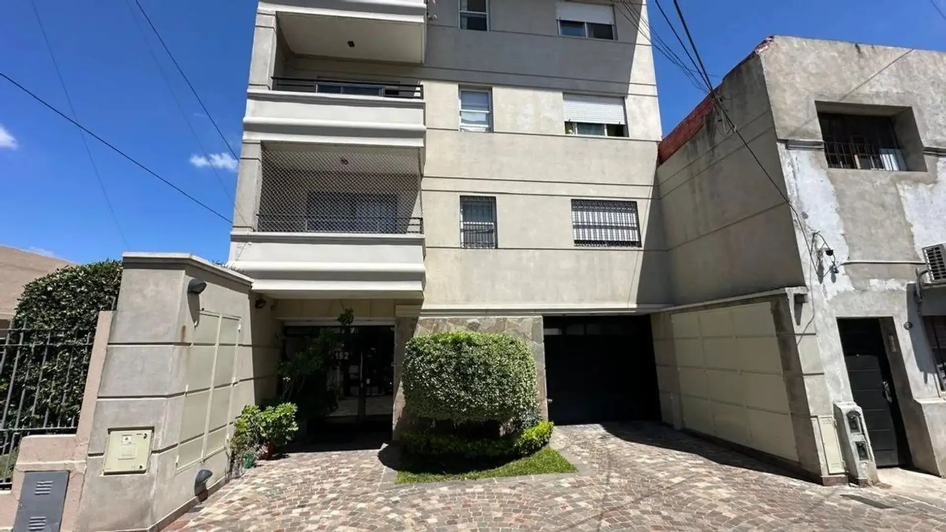 Two-room apartment with parking in Banfield