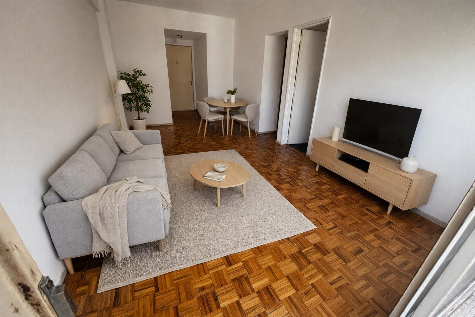 Apartamento de dois ambientes de frente com varanda em Balvanera