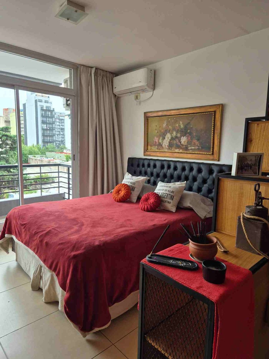 Monoambiente amoblado con balcón en Constitución