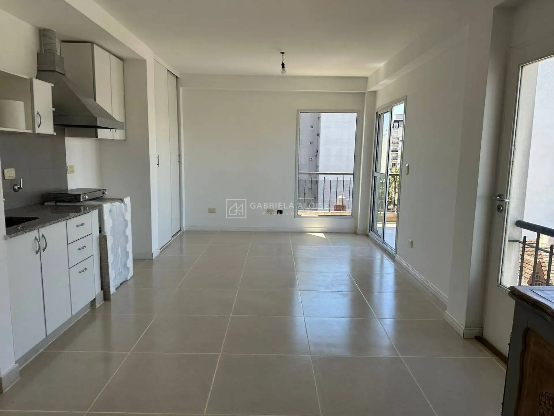 Monoambiente apto profesional con balcón en Caseros