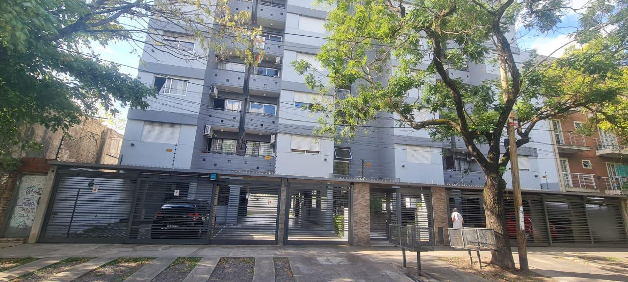 Departamento de 2 ambientes con cochera en Morón