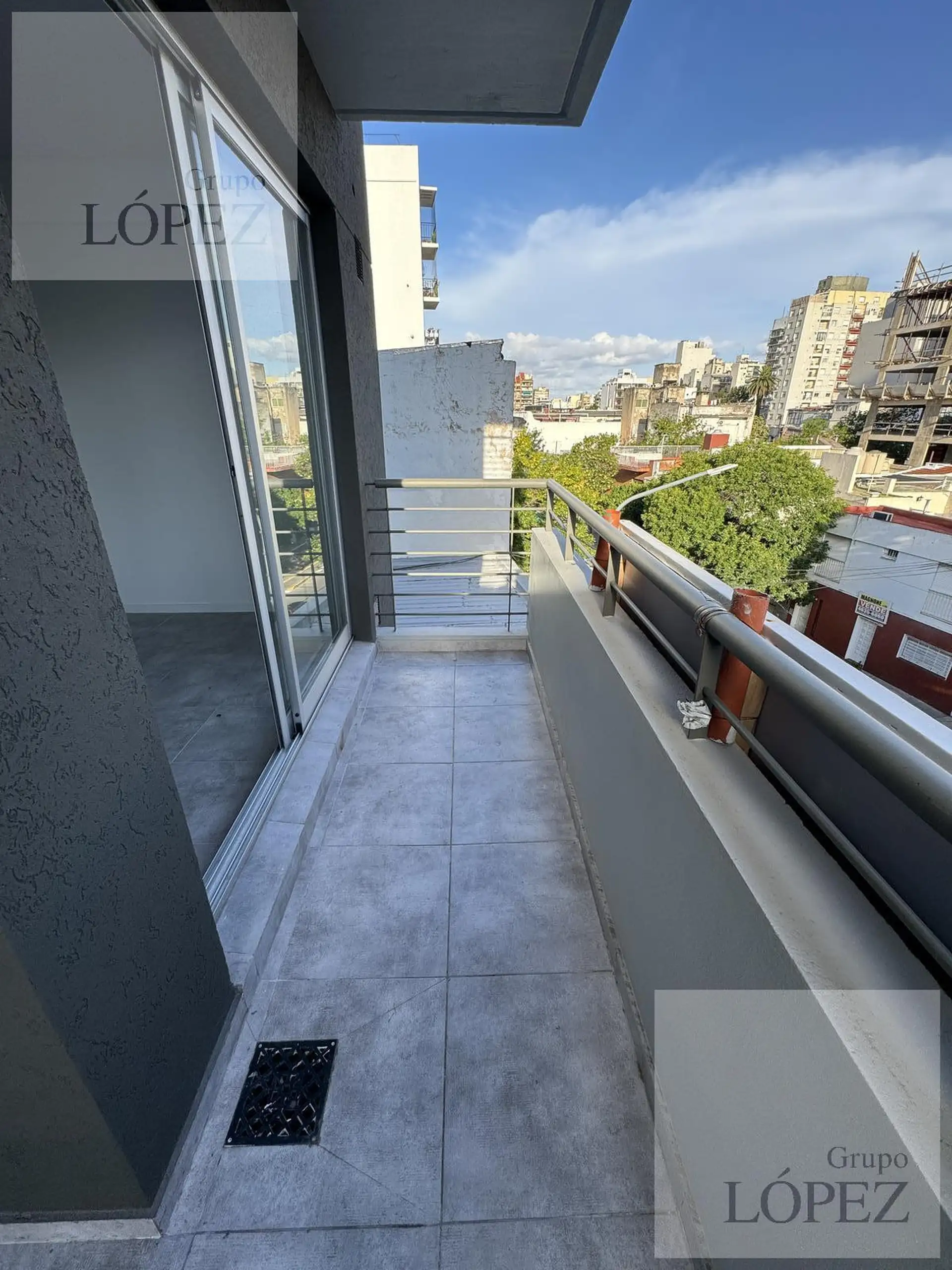 Departamento de 3 ambientes al frente con balcón en San Cristóbal