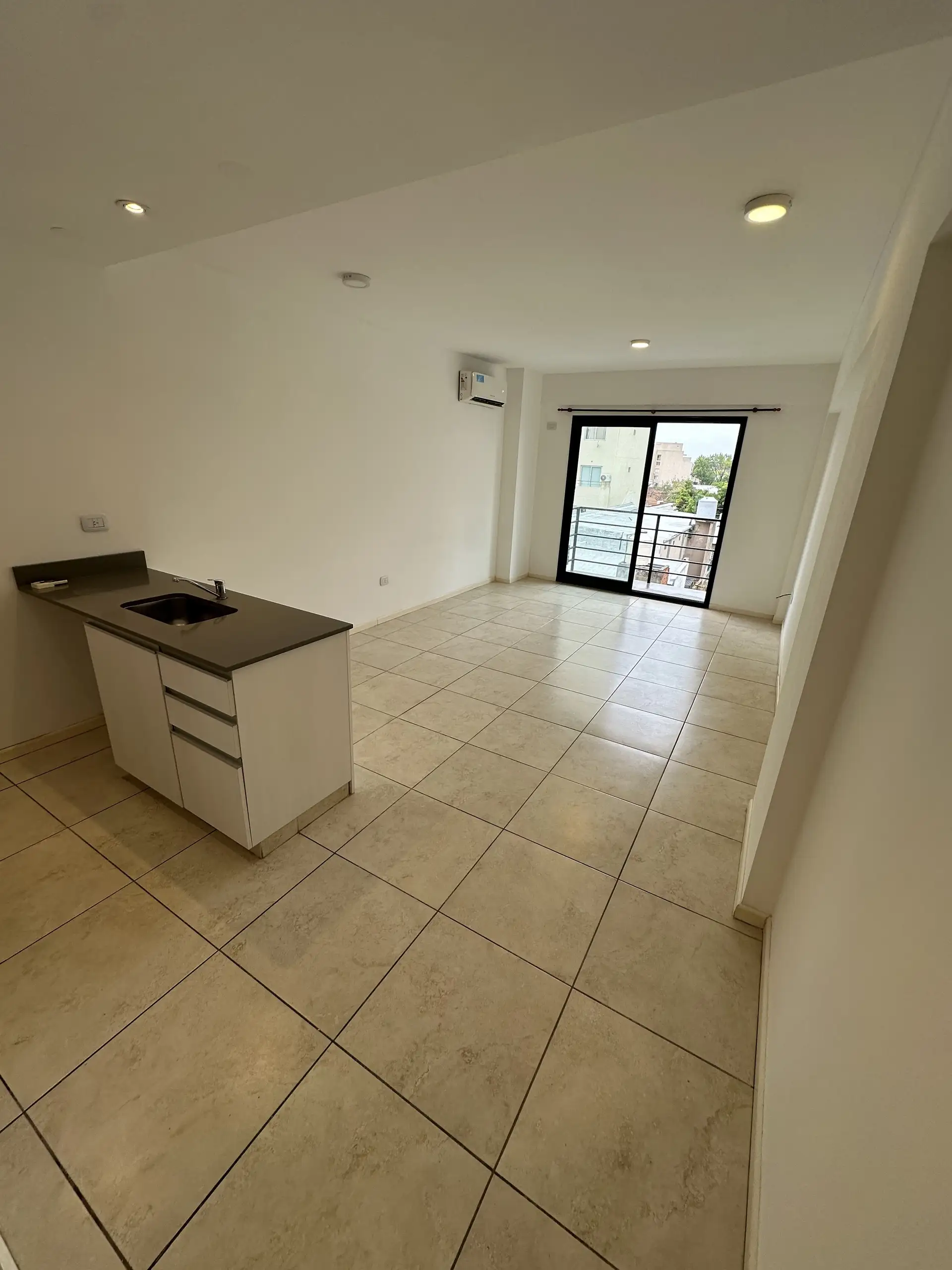 Квартира-студия с балконом и (закреплённым) парковочным местом в Remedios de Escalada