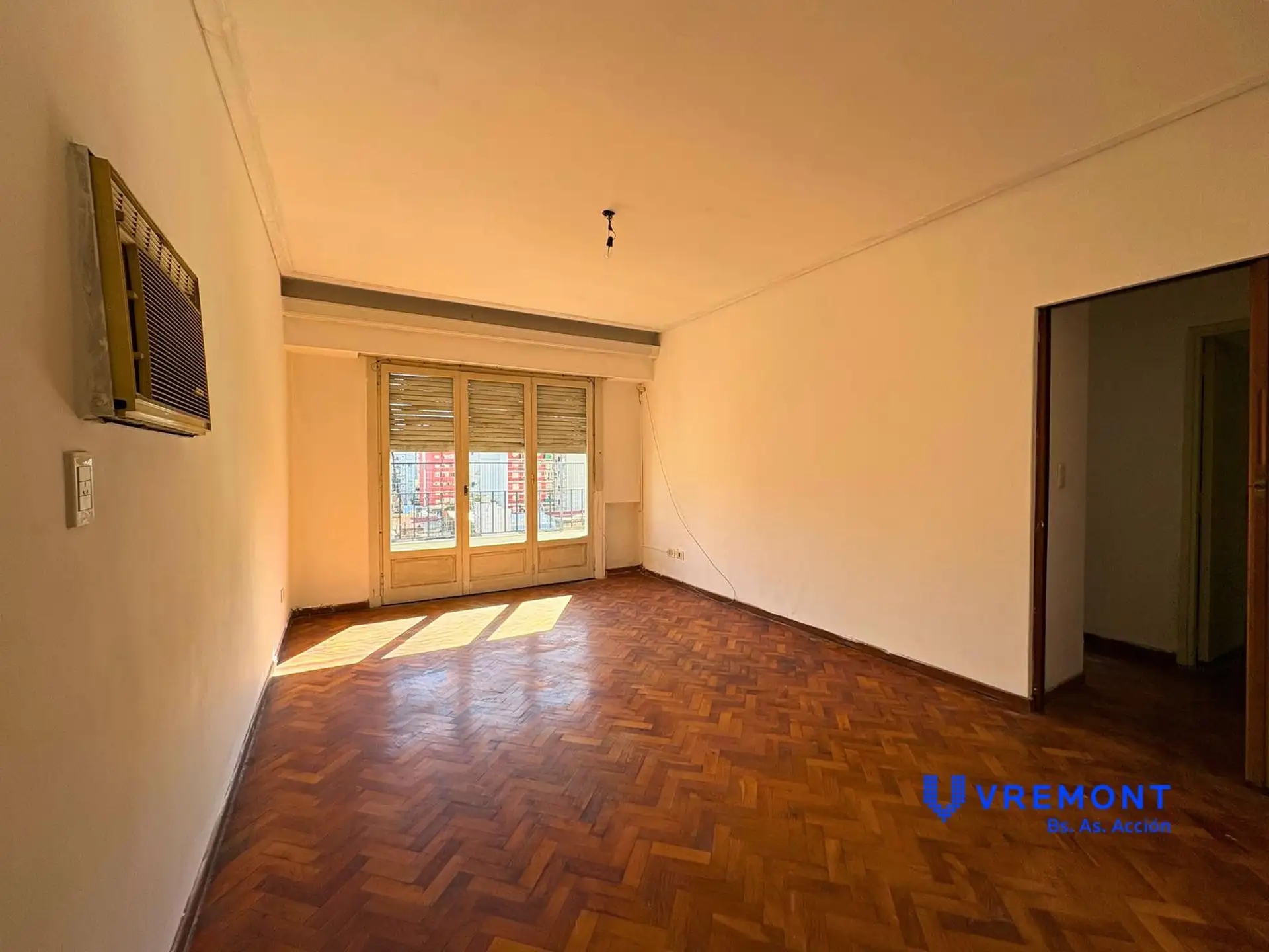 Departamento de 3 ambientes con balcón corrido en Balvanera