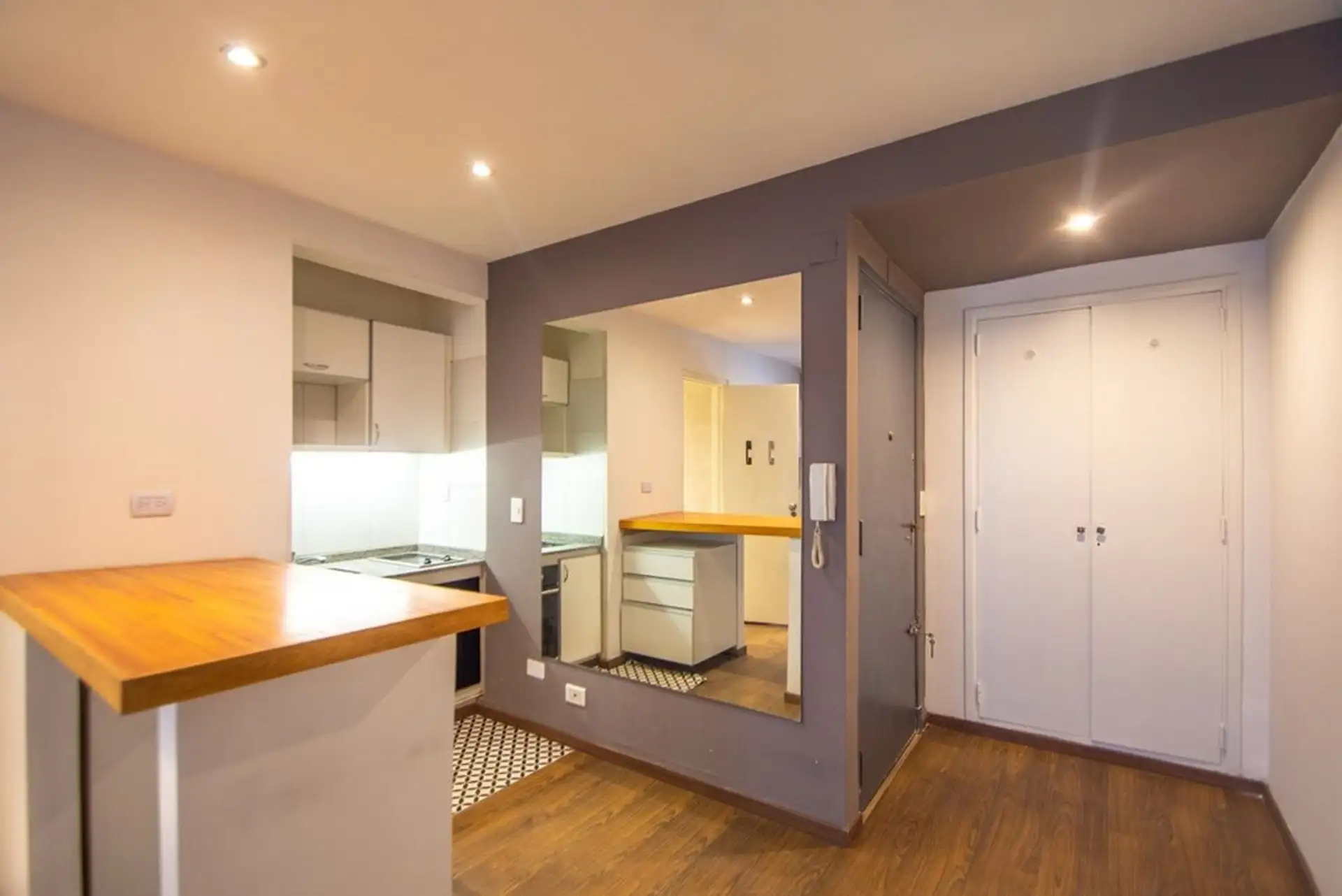 Kitnet de um ambiente no 1º andar de frente em Recoleta