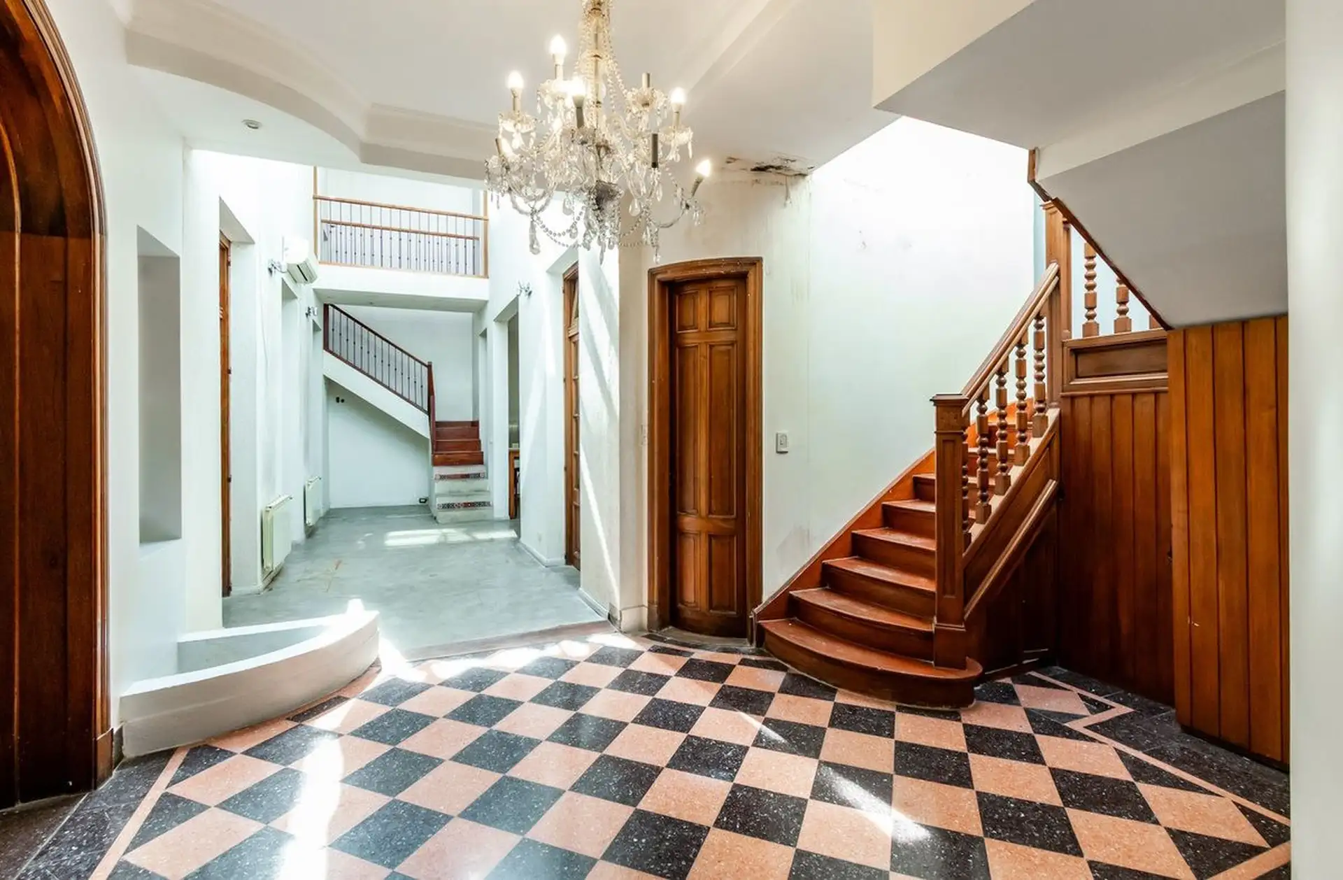 Casa comercial de 4 dormitorios en Colegiales