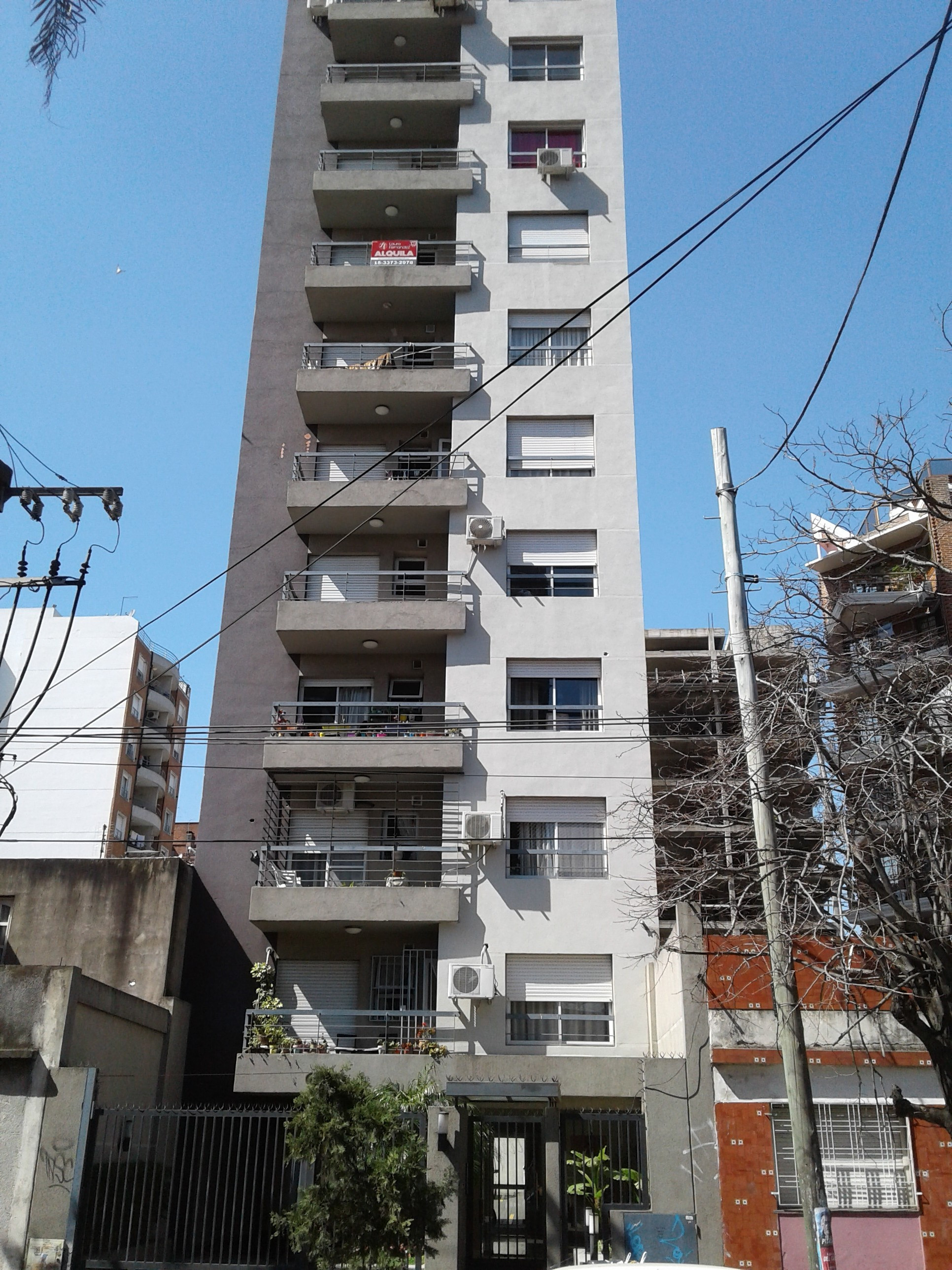 Kitnet com varanda e vista para o miolo de quadra em Morón Norte