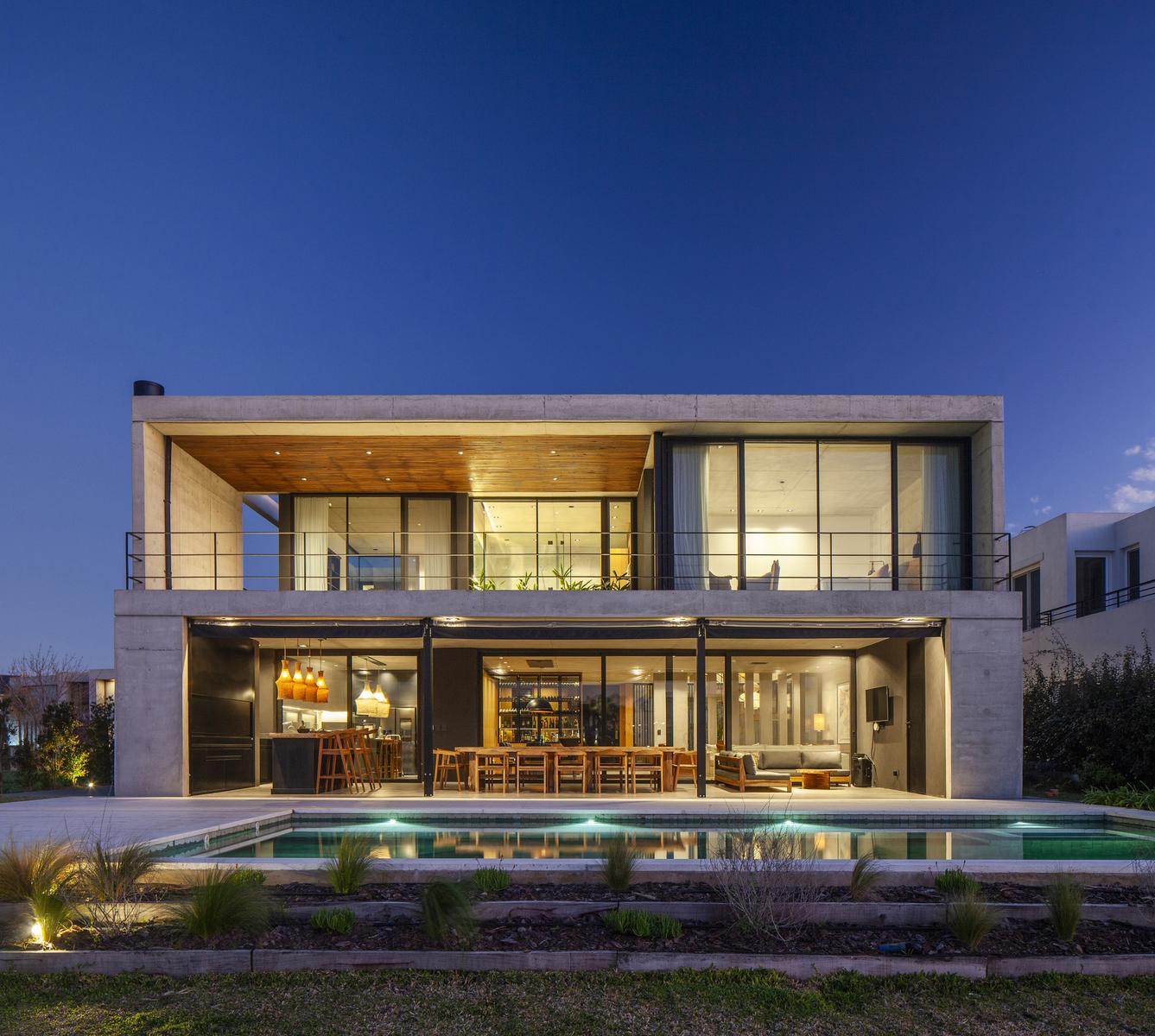 Four-bedroom furnished house with river access in Tigre