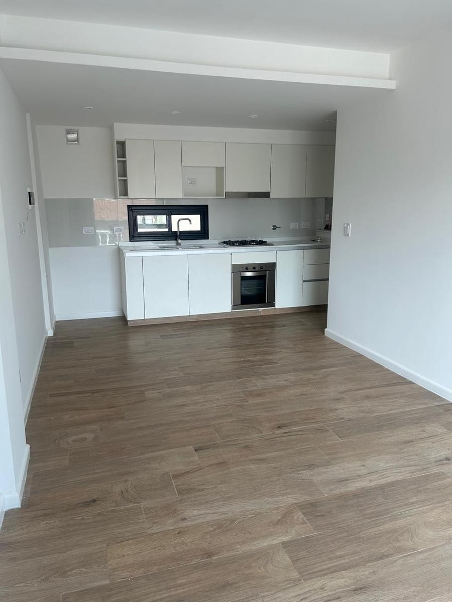 Two-bedroom street-facing apartment in Vicente López