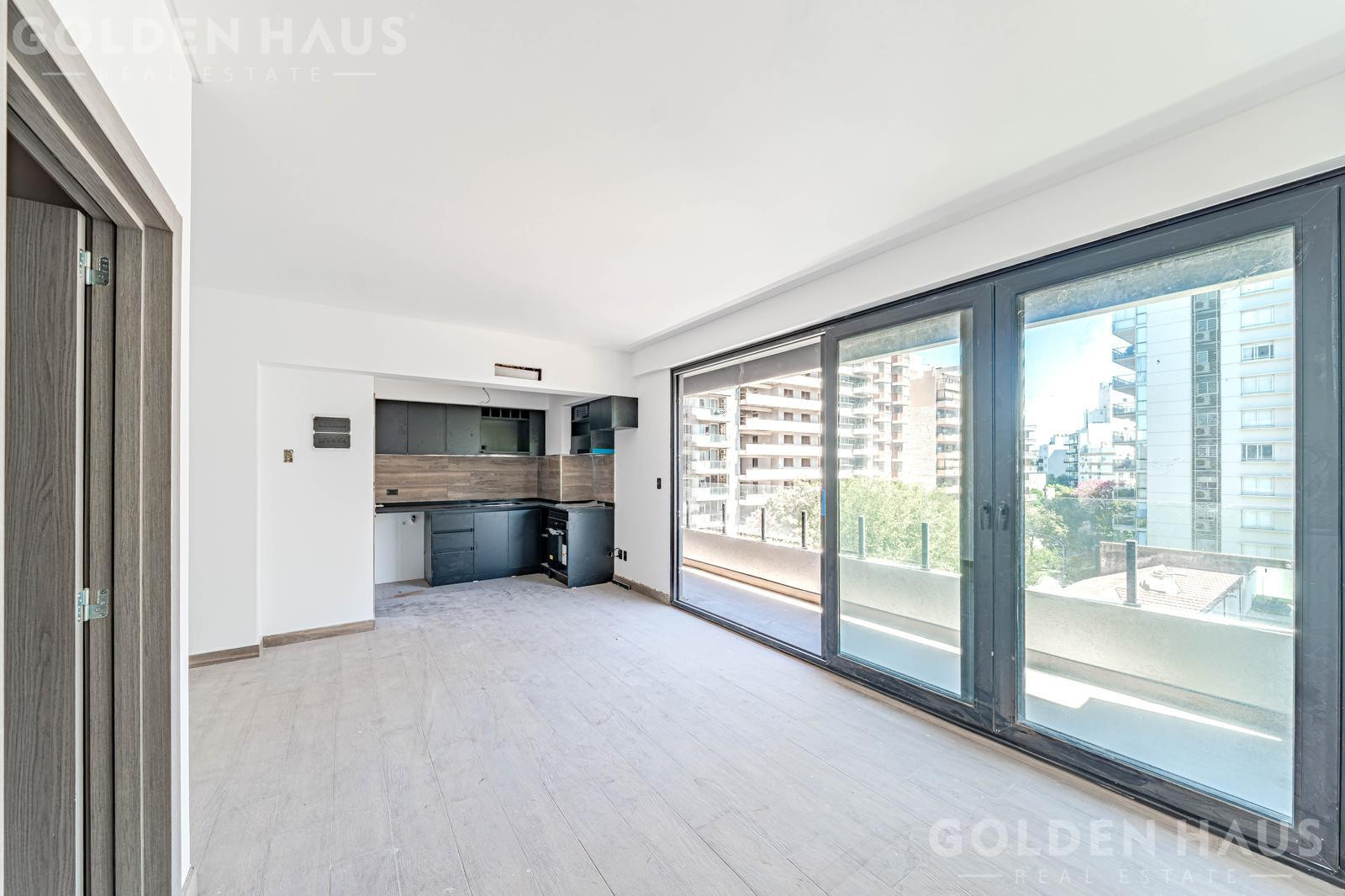 Однокомнатная квартира с офисом в Villa Luro