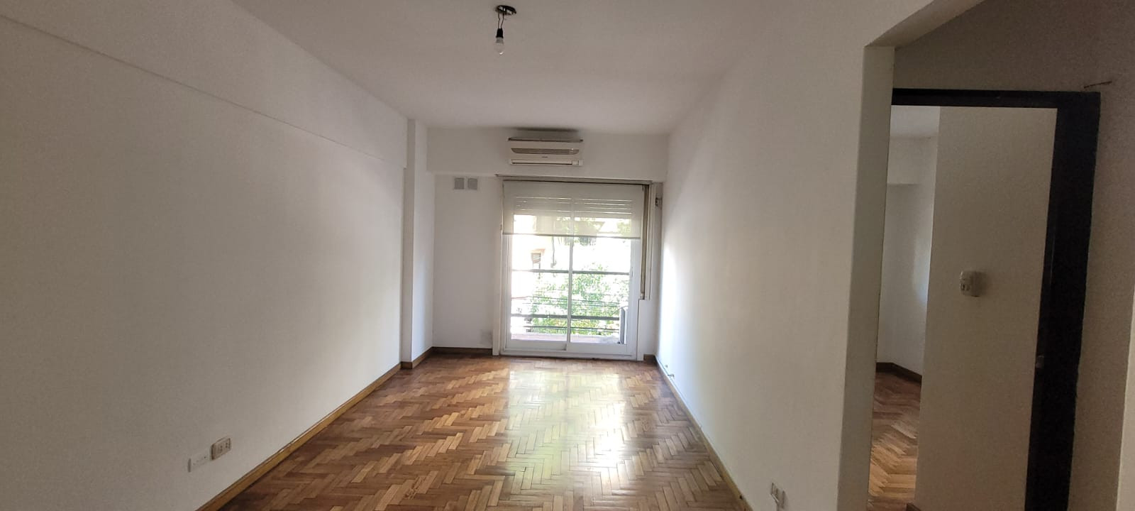 Apartamento de dois ambientes de frente com varanda em Caballito