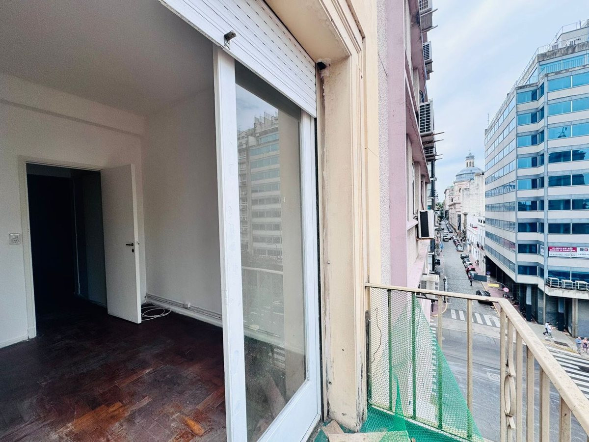 Apartamento de dois ambientes com varanda em Monserrat