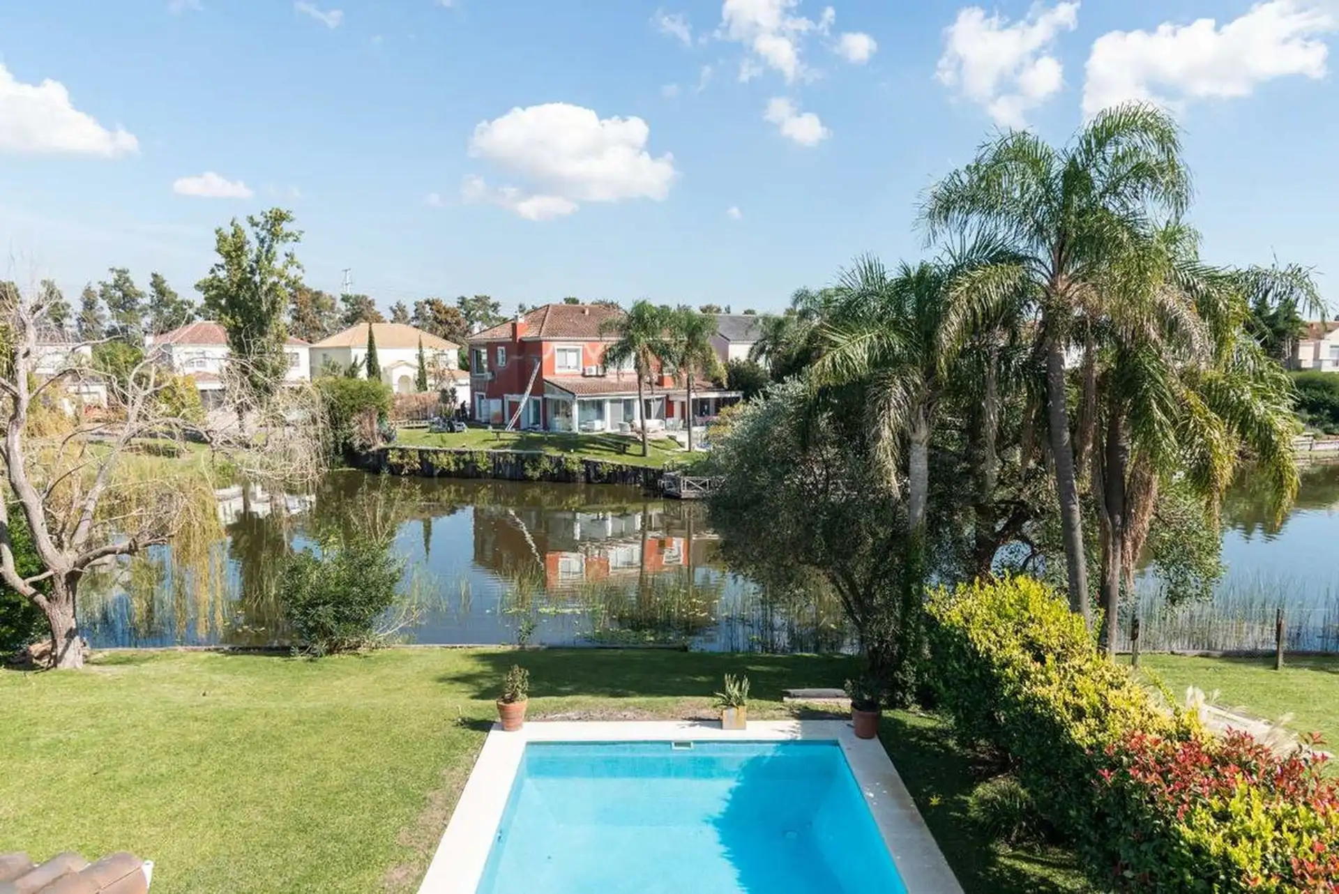 Four-bedroom furnished house on Lago Central in Nordelta (Barrancas del Lago)