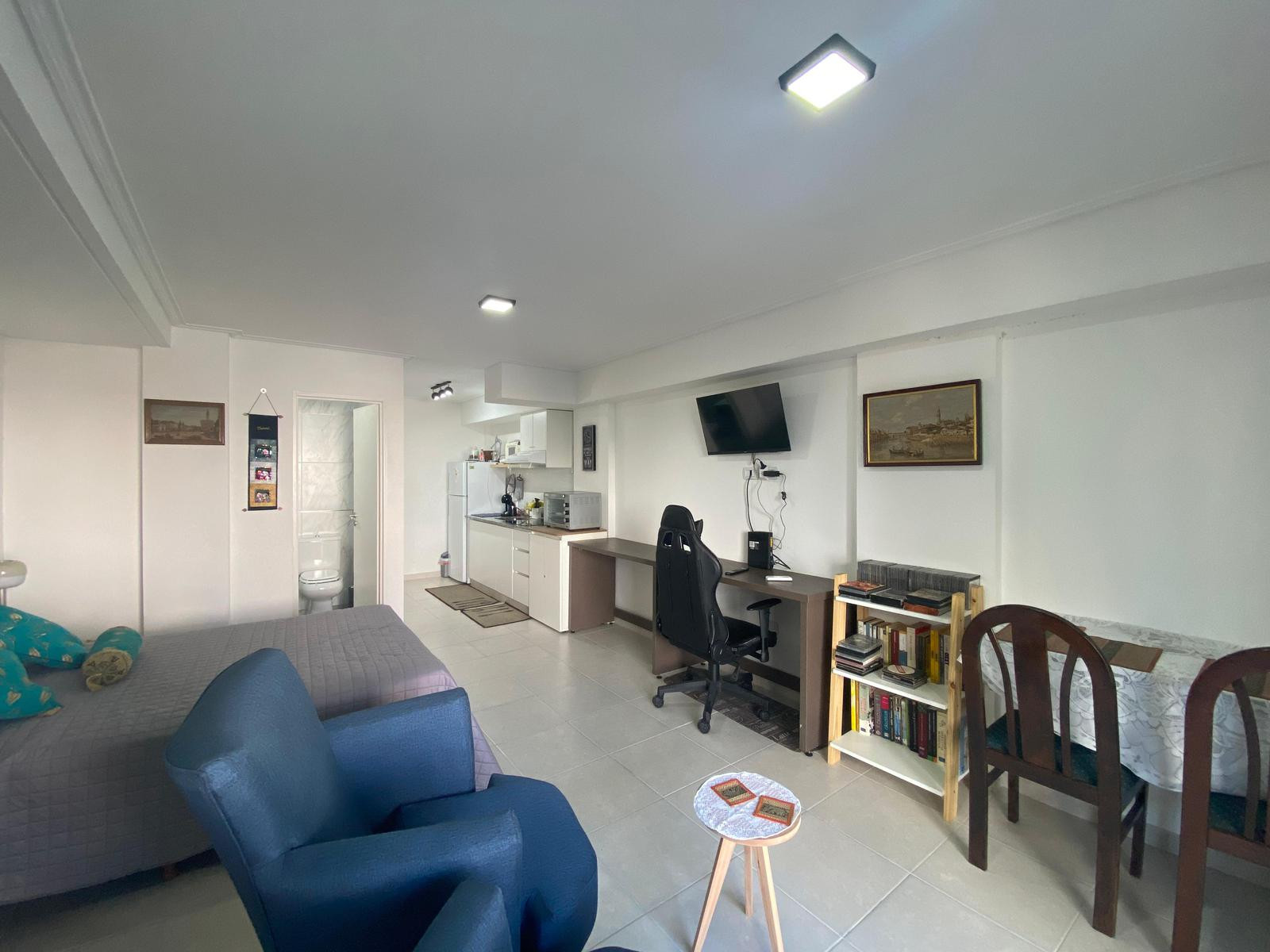 Furnished studio apartment with balcony in Lanús Oeste