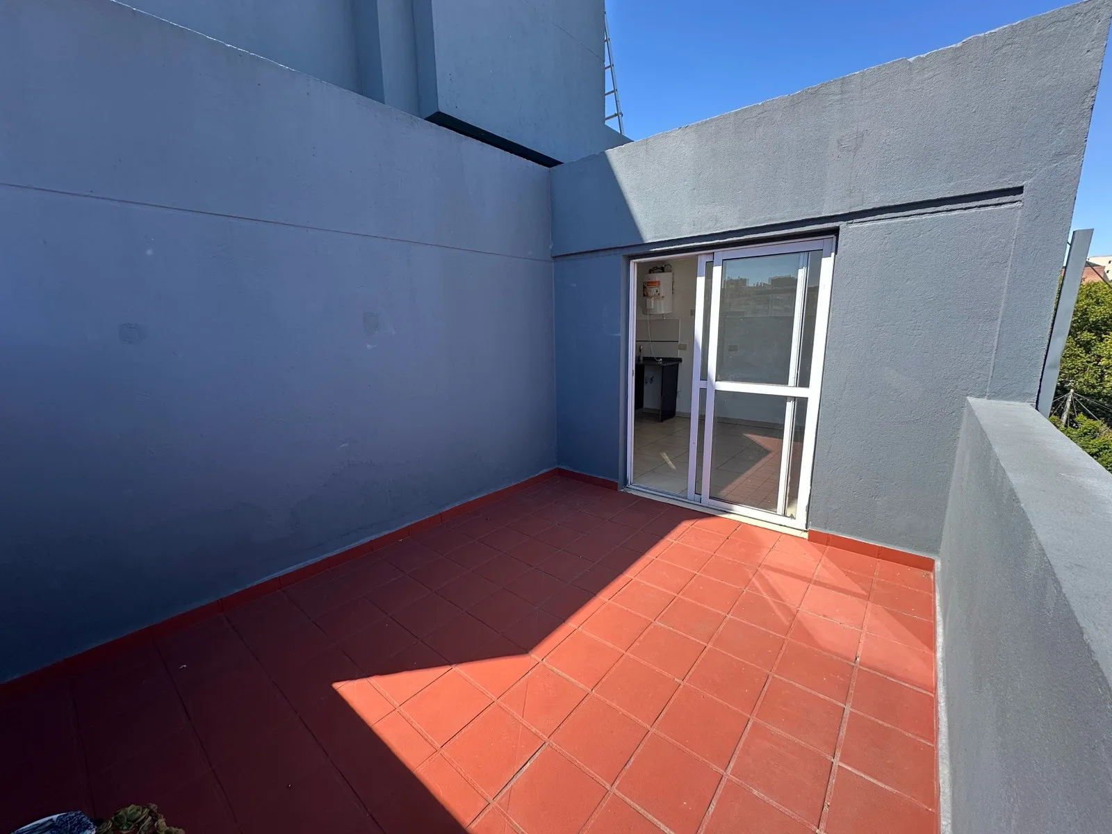 Monoambiente con patio al frente en Morón