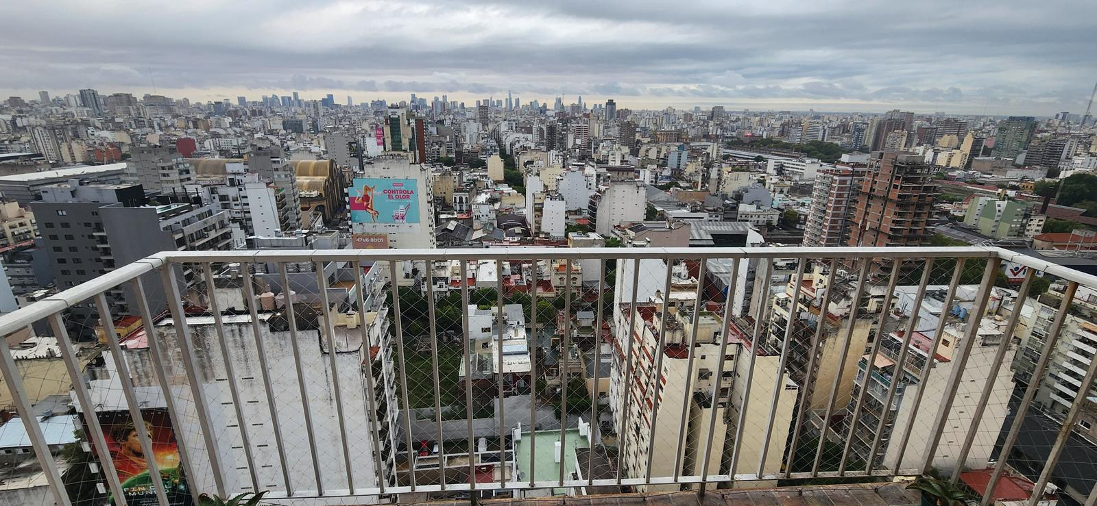 Apartamento de três ambientes com varanda em Almagro