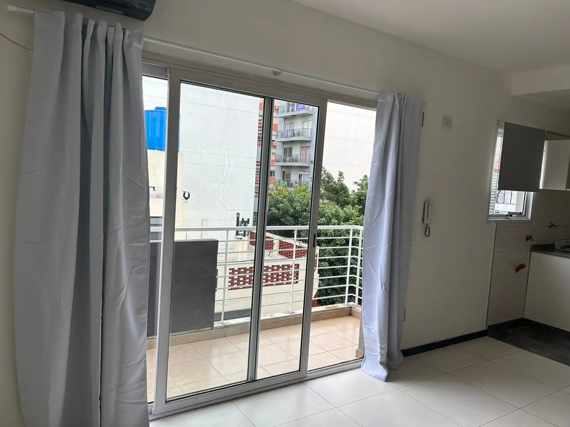 Kitnet de 1 dormitório com varanda em Caballito
