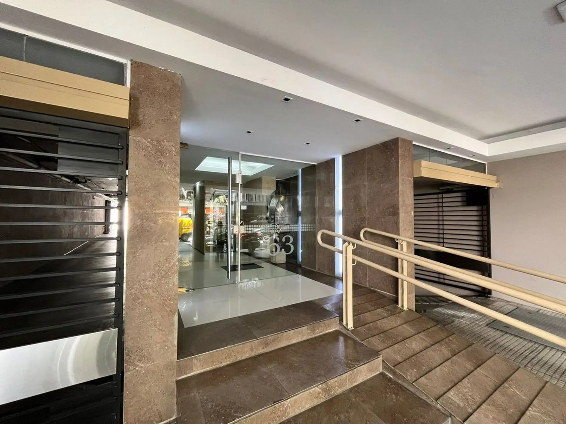 Квартира-студия 50 m² с парковкой и кладовой в Flores