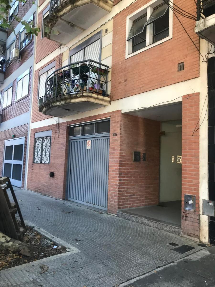 Apartamento de 2 ambientes com 1 quarto na frente em Monte Castro