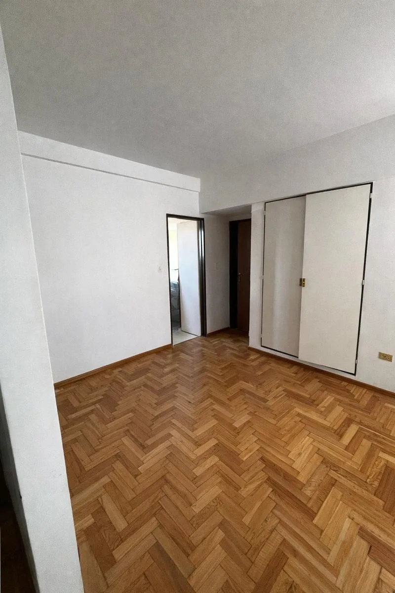 Apartamento de três ambientes com varanda e vaga coberta em Martínez