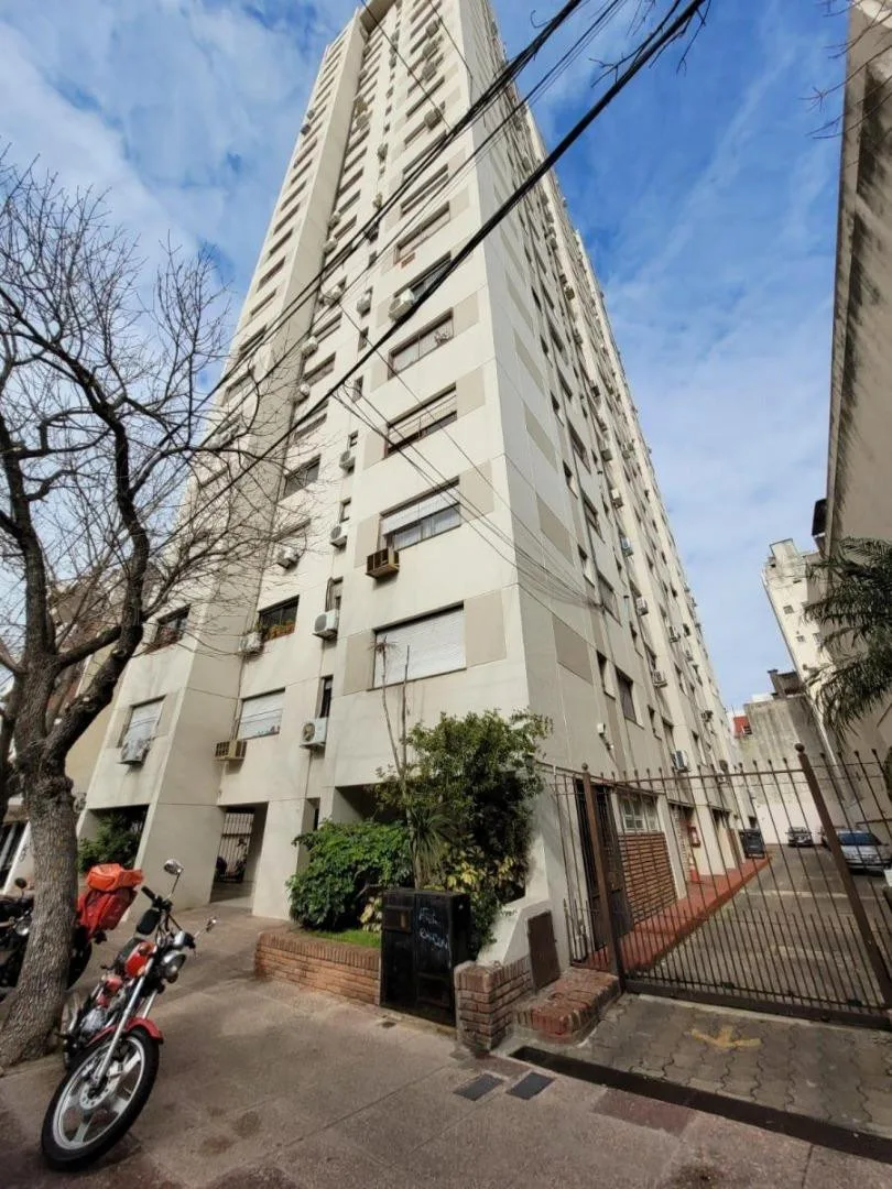 Apartamento de três ambientes de frente com 2 quartos em Colegiales