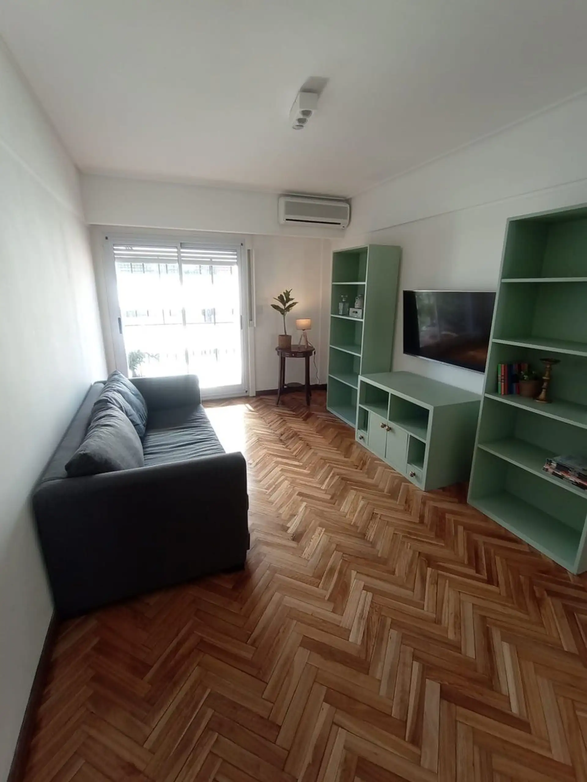 Departamento de 3 ambientes con balcón en Retiro