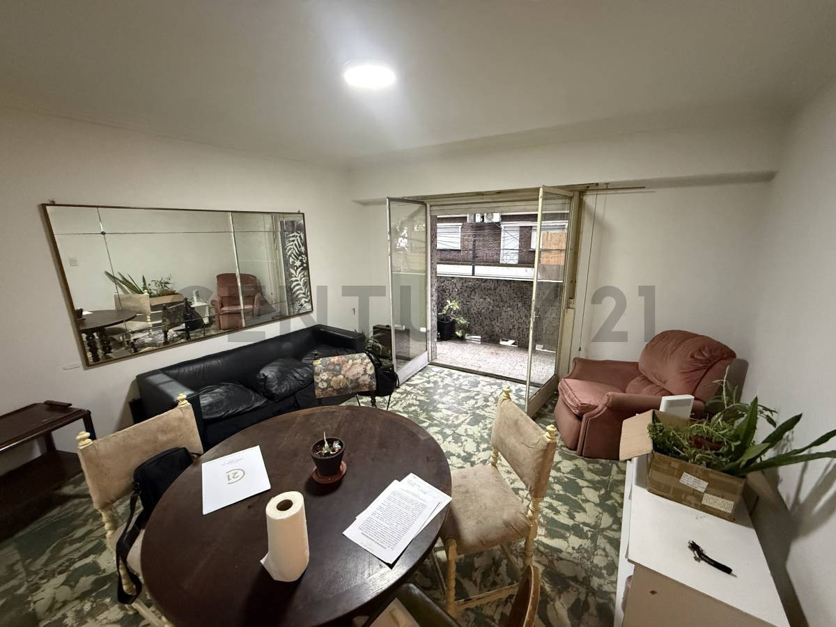Departamento de 3 ambientes en Almagro con balcones y patio