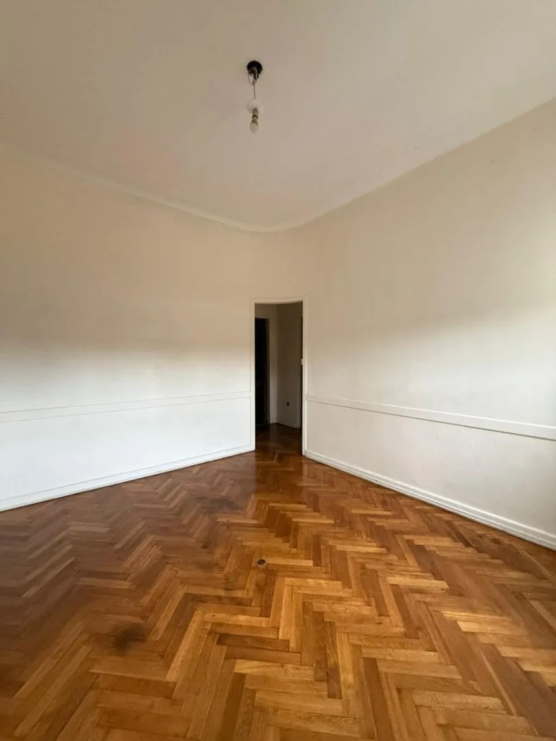 Departamento de 2 dormitorios con dependencia en Barracas