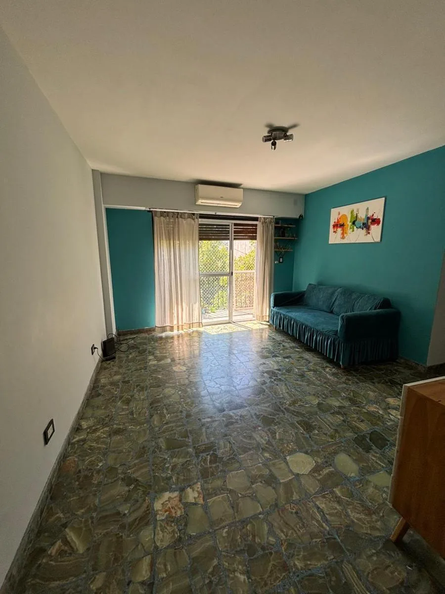 Departamento de 3 ambientes con balcón al frente en Balvanera