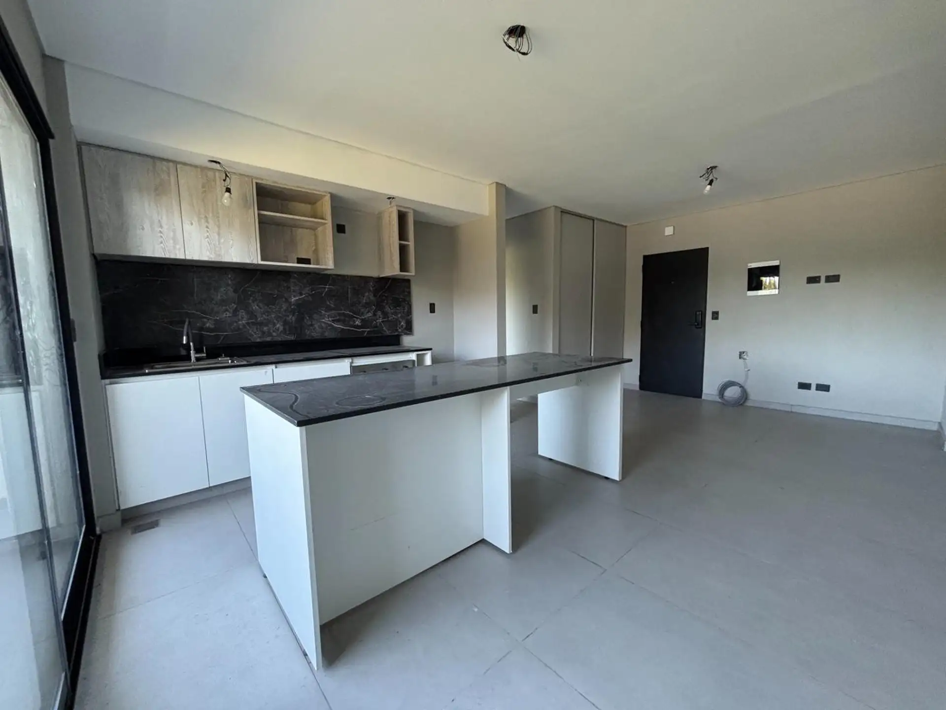 Apartamento de 2 ambientes novo com varanda em Canning