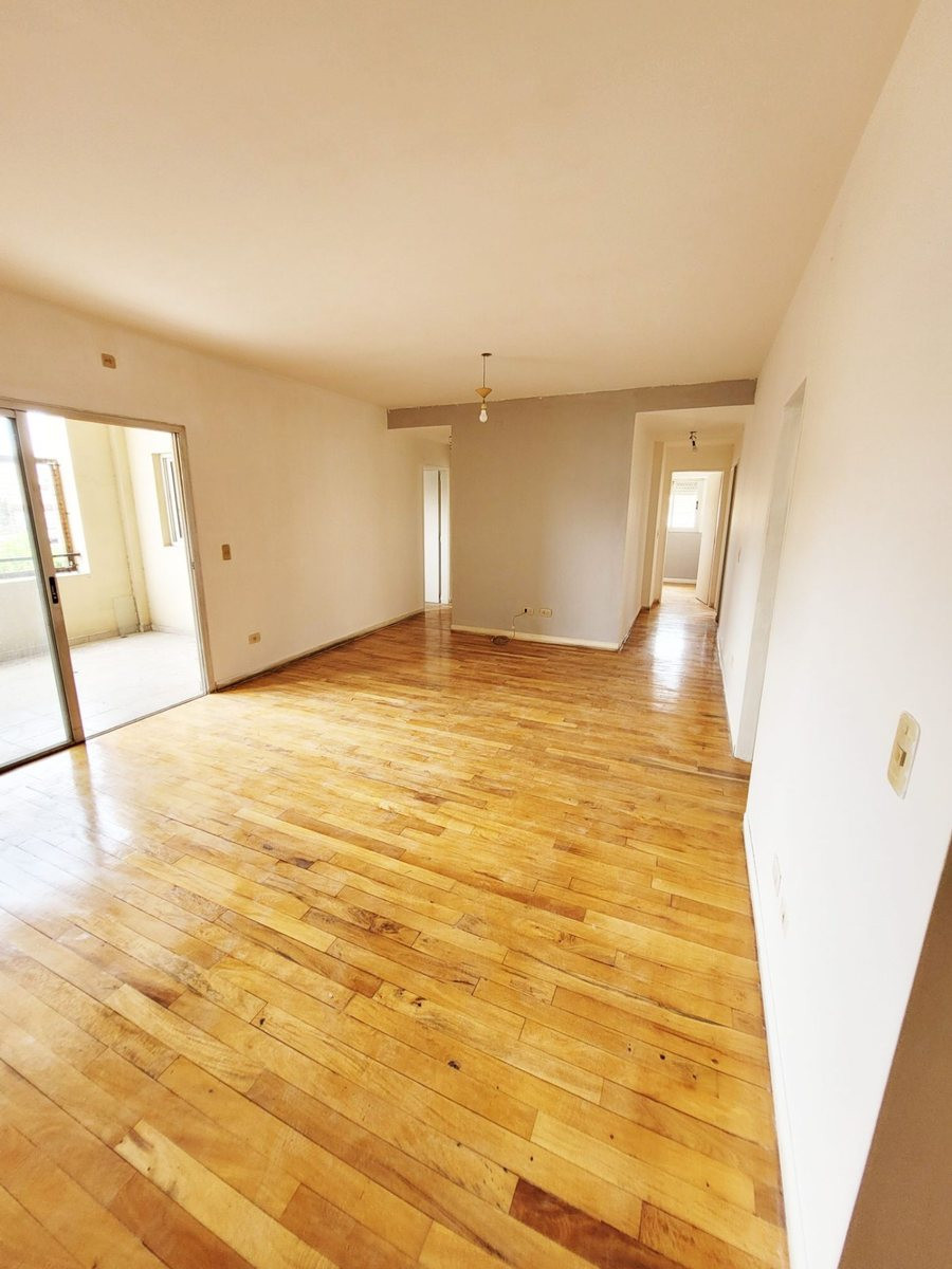 Four-bedroom apartment with balcony in Morón