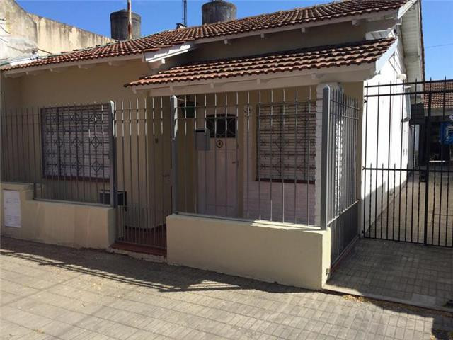 Three-room PH house with patio in Lomas de Zamora Este