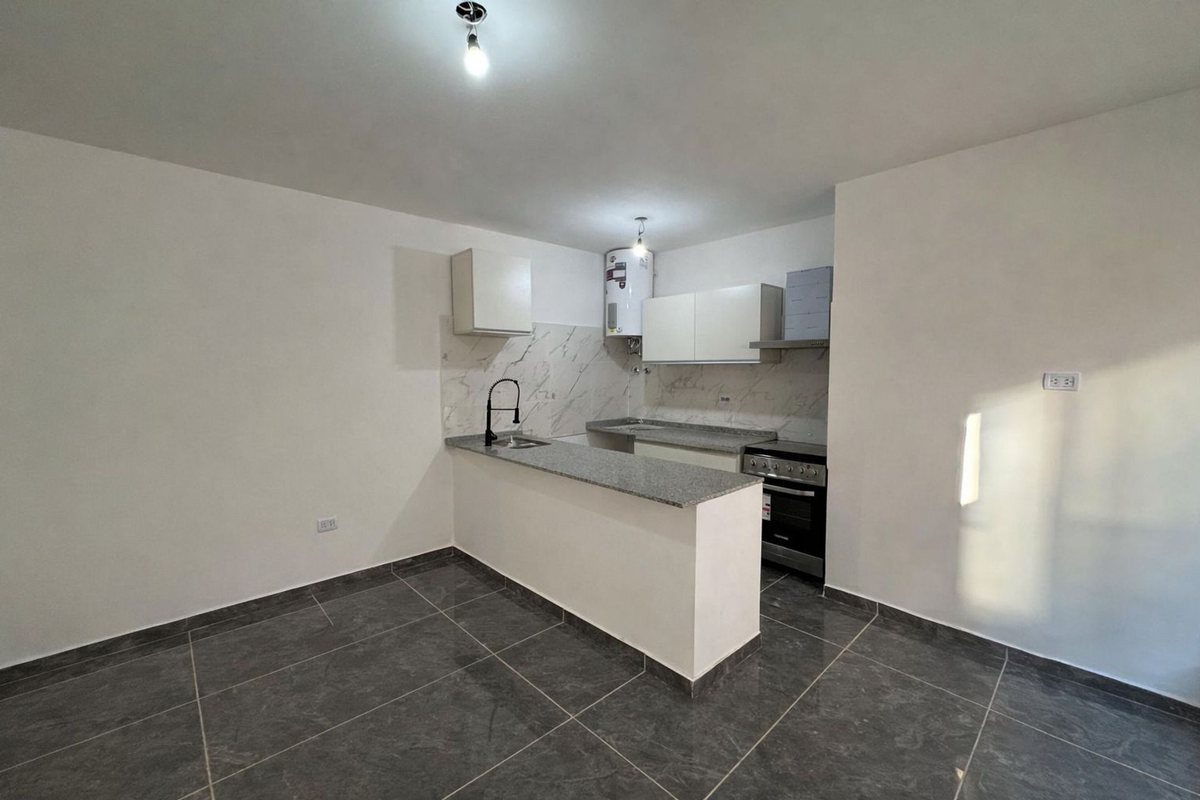 Apartamento de três ambientes novo com vaga de garagem e varanda em Hurlingham