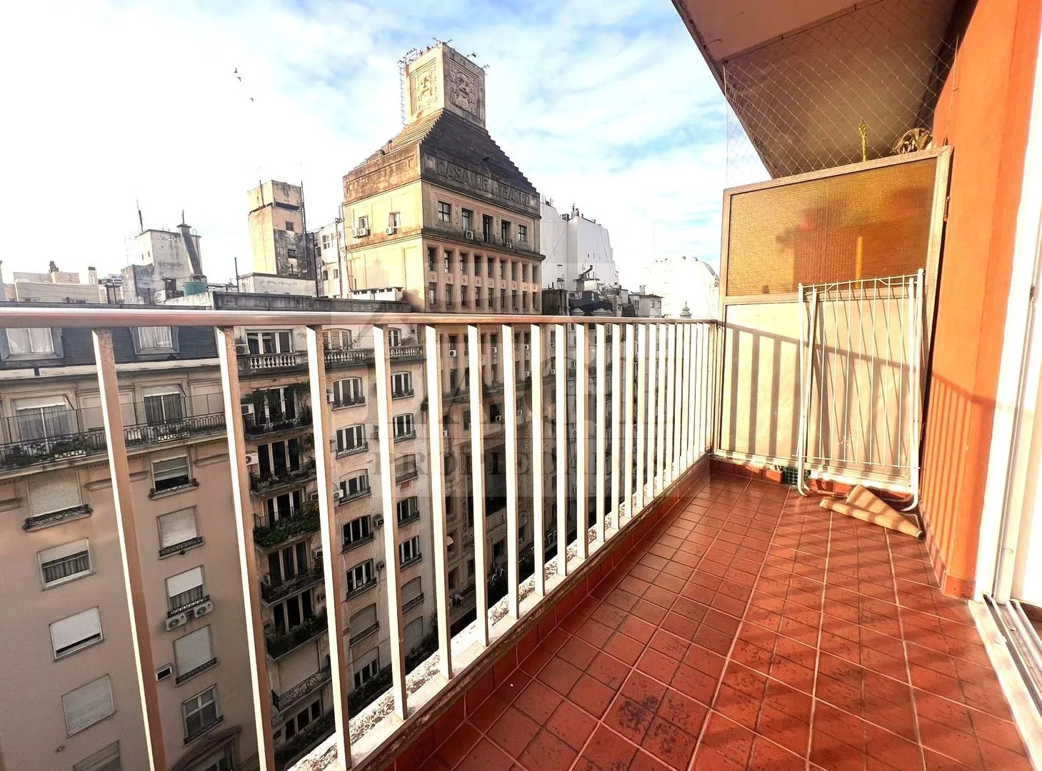 Departamento de 2 ambientes con balcón al frente en Retiro
