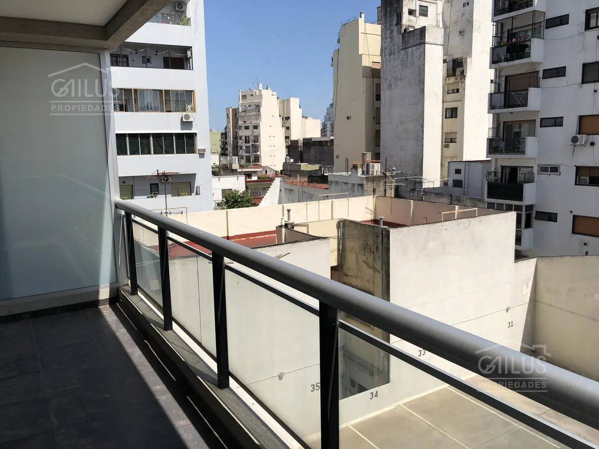 Departamento de 3 ambientes con balcón corrido en Boedo