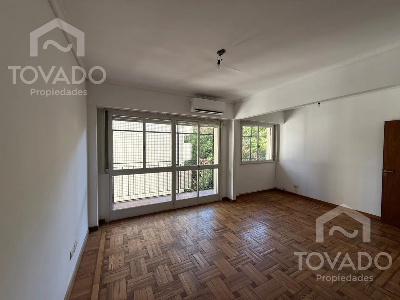 Apartamento de três ambientes com dependência em Colegiales