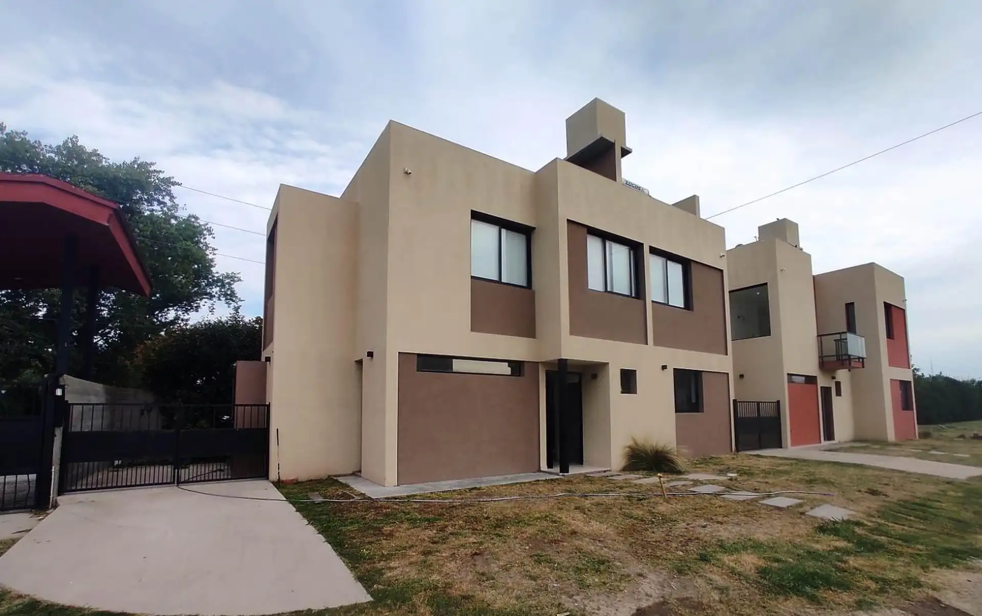 Casa duplex com 3 dormitórios em Gonnet