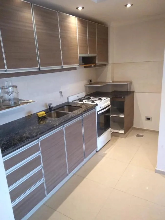 Apartamento de 3 ambientes de frente para os fundos em Monte Castro